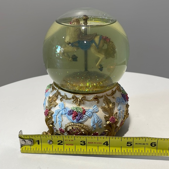 Vintage 1991 Cape Craftsmen Snow globe plays  Carousel Waltz collectible - Picture 14 of 14